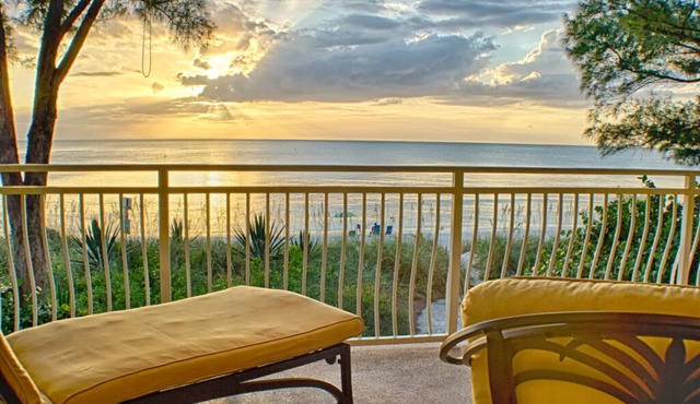 Luxury Beachfront Villa "A" On Sunset Beach! Deck/Hot Tub/Grill