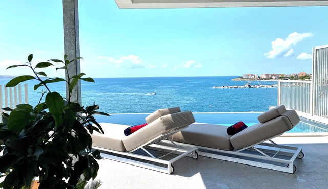 Luxury beachfront apartment "Sand"; PRIVATER: Infinity pool, sauna & mini-gym