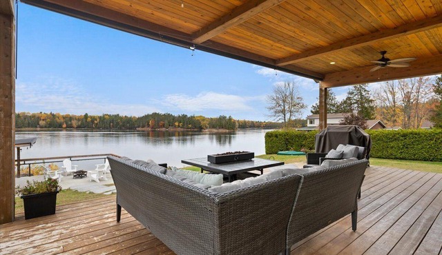 Luxury Beachfront Cottage w Hot tub, Sauna & Bar