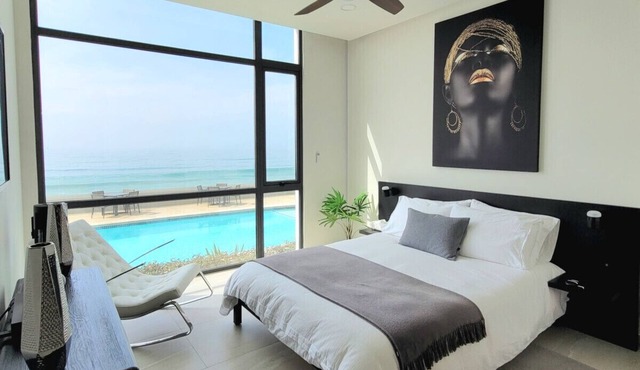 Luxury Beachfront Condo + Pool & Jacuzzi