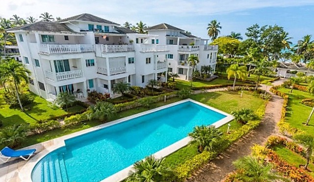 Luxury BEACHFRONT Penthouse Condo 2 Beds w/loft, Sleeps 6