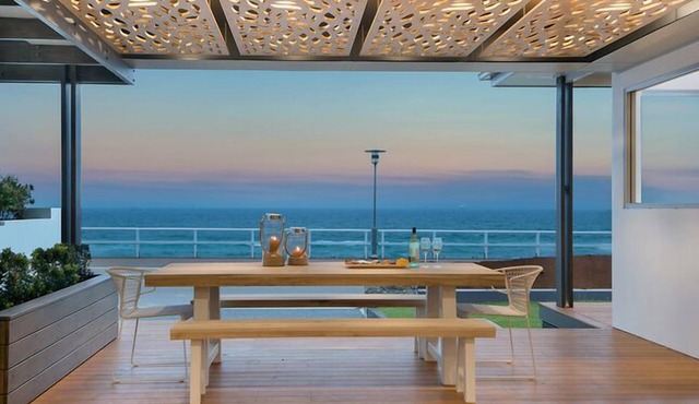 Luxury beachfront home on Merewether Beach - Autumn SALE on now