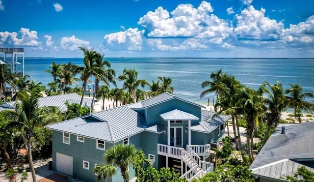 Luxury Beachfront Home-Lit Fishing Dock, Shelling, Stunning Sunrises- Golf Cart