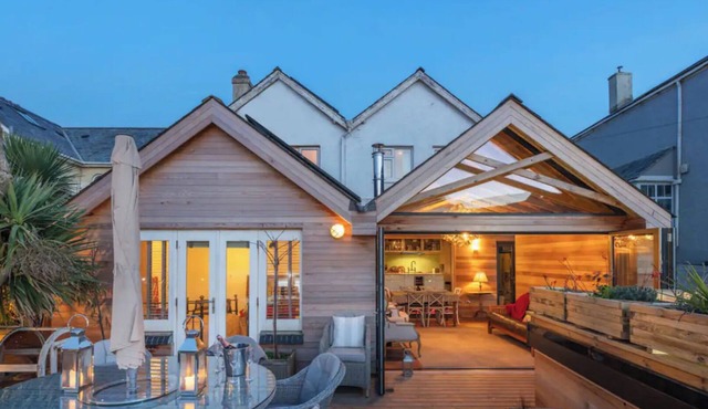 Luxury Beachfront House, Sleeps 12, Free Parking