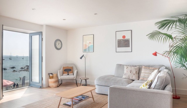 Luxury beachfront maisonette with parking sleeps 6