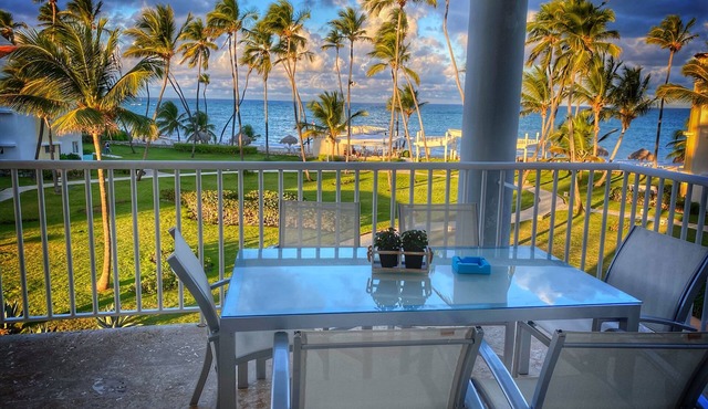 Luxury Beachfront Oceanview Condo with wifi and Cleaning services