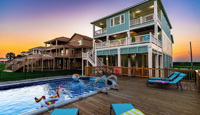 Luxury Beachfront l Sleeps 20, Hot Tub, Pool & Game Room Fun!