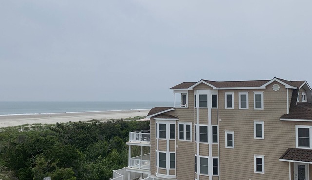 Luxury Beachfront, Spectacular ocean and bay views. Elevator