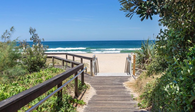 LUXURY BEACHSIDE HOME, On the Beach with pool.