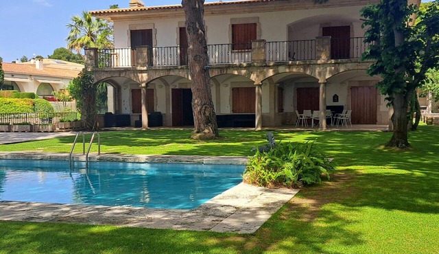 Luxury Beachside Villa with Pool, 100m from S’Agaró Beach