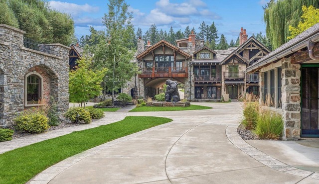 Luxury Bear Dance Chalet in exclusive gated community! Fireplace! Boat Dock!