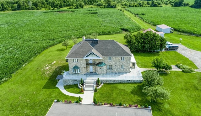 Luxury/Beautiful house in 100 acre (beautifully kept and maintained)