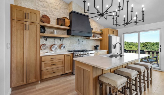 Luxury Beaver Lake Retreat- 1 min Prairie Creek Marina - 5 mins to DT Rogers