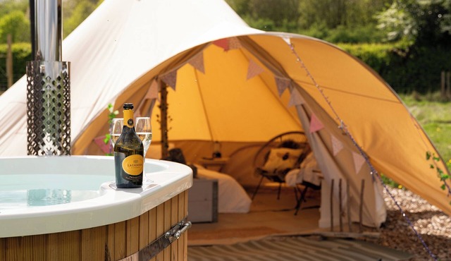 Luxury Bell Tent with Hot Tub. Quiet Countryside Couples Retreat & Dog Friendly!