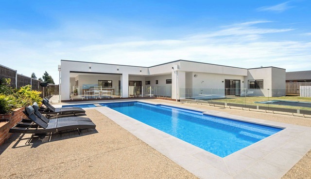 Luxury Bellbrae Retreat w Pool, Spa & 12 Guests