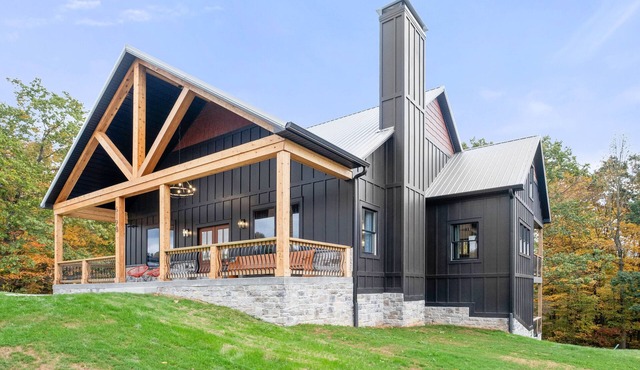 Luxury 👑👸Big HOT TUB 🔥close to ramp 🚤POOL TABLE 🎱 Plenty of ROOM 🛌 families ♥️