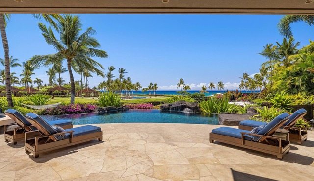 Luxury Big Island villa steps away from the best beach, sleeps 10!