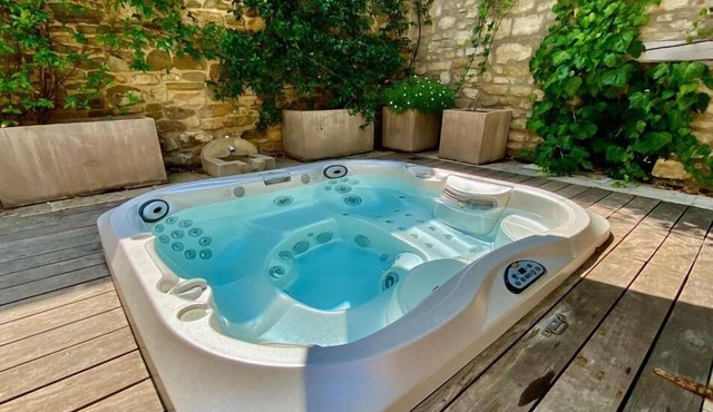 LUXURY BIJOU SUITE with private Jacuzzi