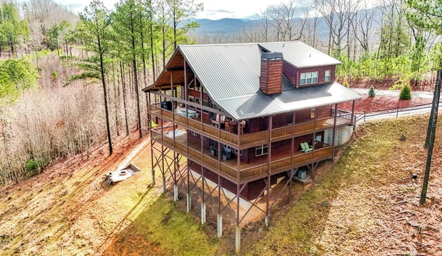 Luxury Blue Ridge Cabin – Panoramic Mountain Views, Spacious Retreat & Hot Tub