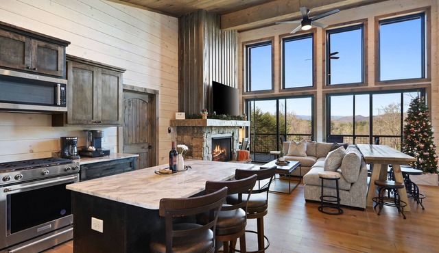 Luxury Blue Ridge Cabin - Hot Tub & Stunning Views