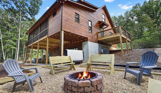 Luxury Blue Ridge Cabin | Hot Tub Game Room Sleeps 12 10 Min to Downtown
