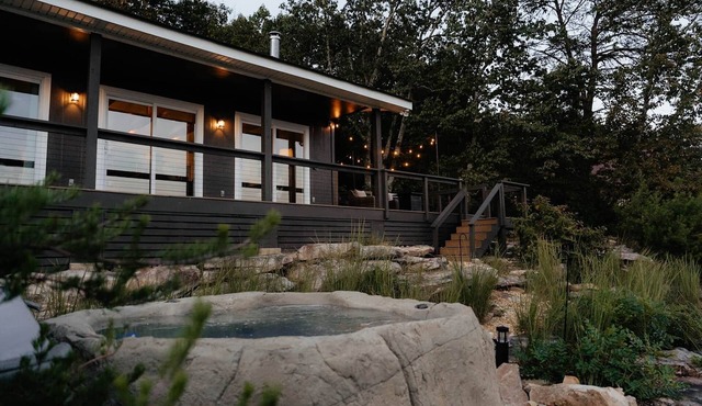 Luxury Bluff Cabin Hot Tub + Epic Mountain Views