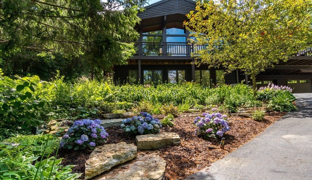 Luxury Bluff Retreat 10 Minutes to Downtown