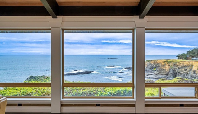Luxury blufftop home with hot tub, wraparound deck, gourmet kitchen & ocean view