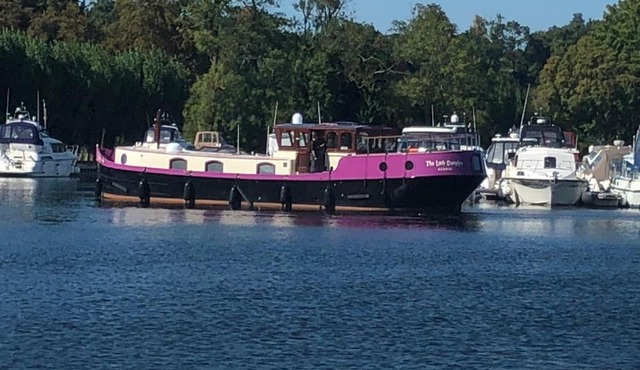 Luxury boats and moorings River Lea