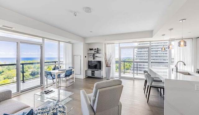 Luxury Boutique Condo on Lake Ontario & minutes from Downtown Toronto