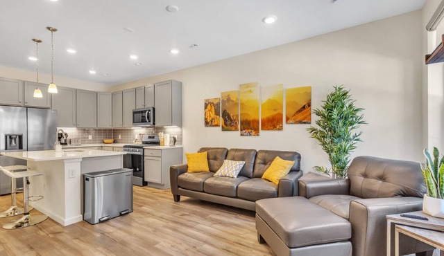 Luxury Brand New Townhouse, family and pet friendly