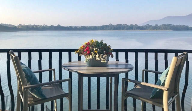 Luxury bright, spacious, stylish apartment with stunning mountain & bay views