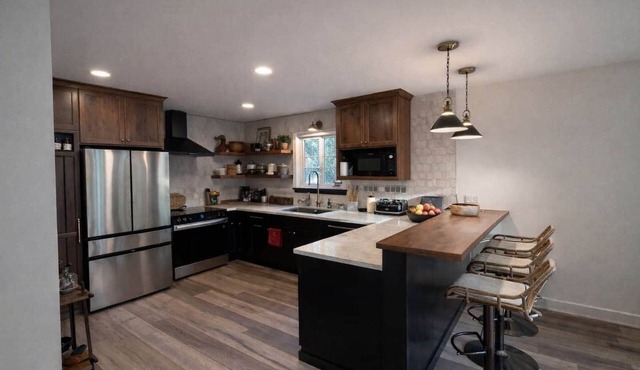 Luxury Bronze Bull Chalet – 2-Minute Walk to Lake, Loft, 2.5 Baths