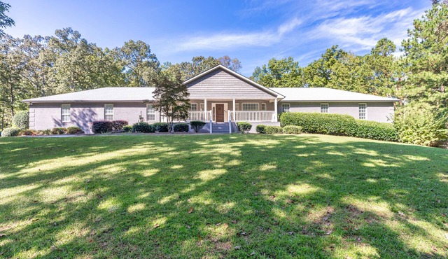 Luxury Brooks Retreat – 7BR 9BA, WiFi, Chef's Kitchen, Workspace, Outdoor Oasis!