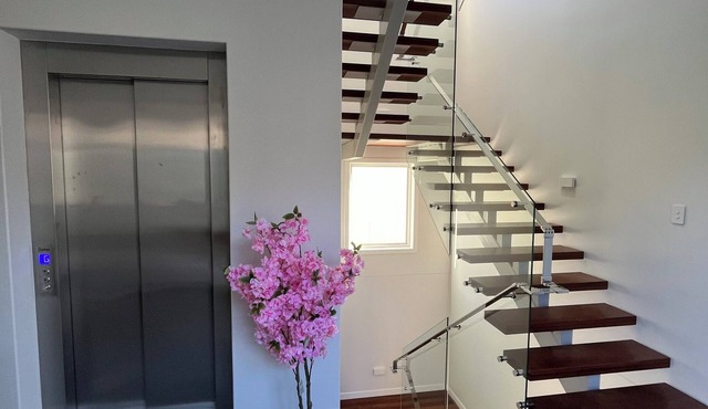 Luxury build 4-bedroom house in wonderful Manly Wheelchair friendly