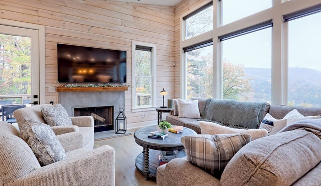 Luxury Bungalow with Mountain Views From Every Room 5 Minutes From Downtown