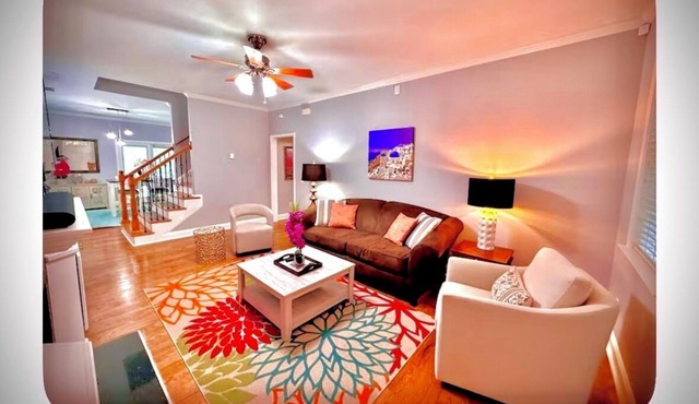 Luxury Bungalow within central Rosewood w/hot tub. Family-friendly!