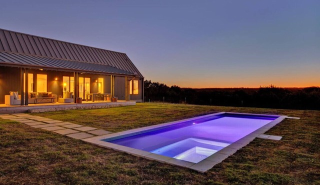 Luxury Bunkhouse, 14 Acres, Pool, Hot Tub & views