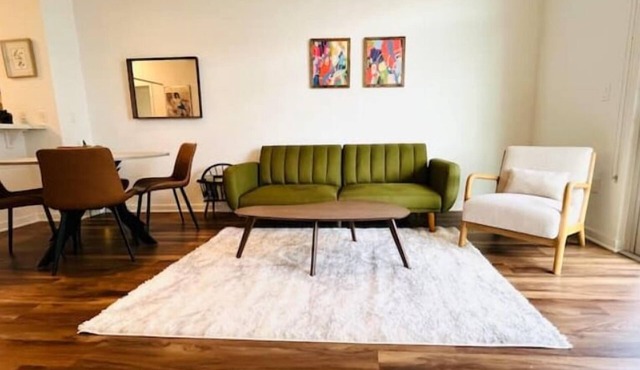 Luxury by the Grove and LACMA free parking , gym hot jacuzzi