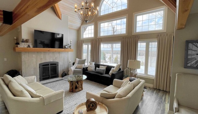 Luxury Lakefront: Captivating Vistas on Jack Lake