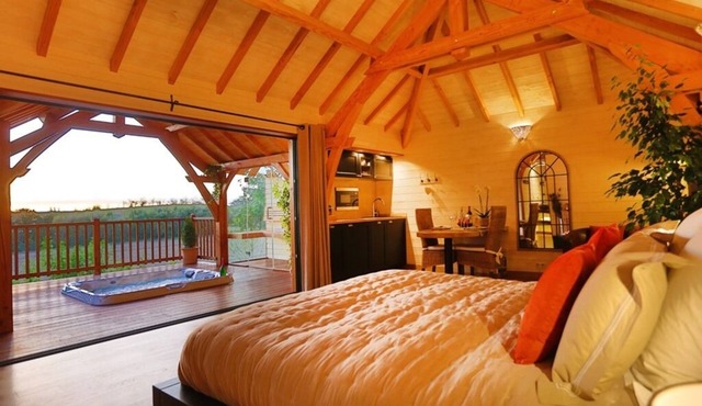 Luxury Cabane with Jacuzzi and Private Sauna