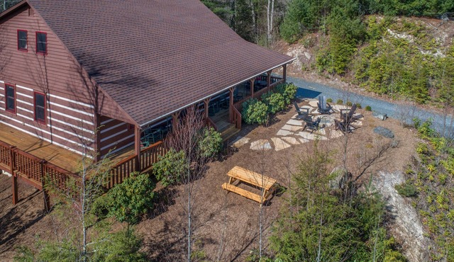 ☆ Luxury ☆ Cabin ☆ 2 K/3 Q ☆ Firepit ☆ Fireplace☆Rustic☆3 Smart TVs☆Large Decks☆