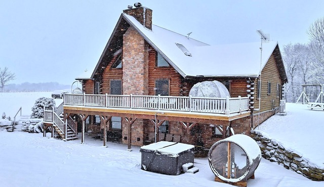 Luxury Cabin 22min to 7 Springs w/Hot Tub, Sauna, Game Room & Views on 32 Acres