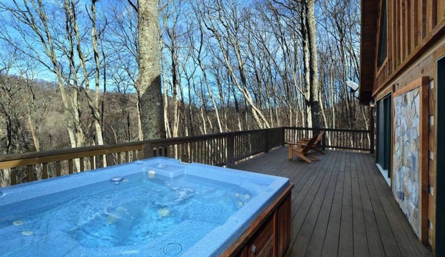 Luxury Cabin: 3 Kings, Hot Tub, Fireplace, Lg Deck
