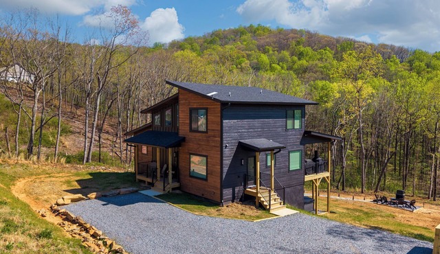 Luxury Cabin/3 min to Winery/Hot tub/3 Fireplaces/3 Masters/Pizza Oven