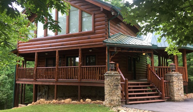 Luxury Cabin, 4 BD/4BA Suites,Half Bath, Game RM, Media RM, Fireplaces, Hot Tub