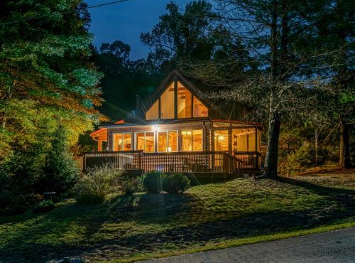 Luxury Cabin 45 Min to Asheville Hot Tub & Fire pit