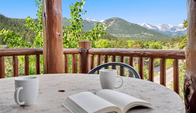 Luxury Cabin 4bdr Mtn and River Views. Private Hot tub, 2 blocks to downtown