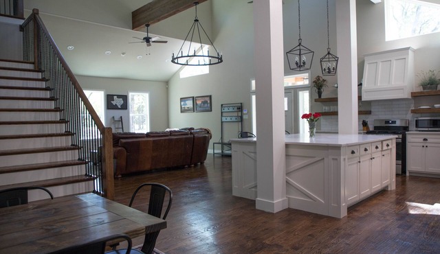 LUXURY CABIN 50 MIN FROM DALLAS ON 126 LUSH ACRES