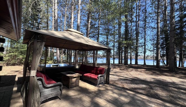 Luxury Cabin, 800+ feet frontage, 733 acre Lake, Hot tub, Pontoon, Fireplace .